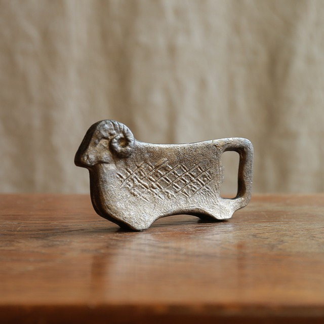 ずっしり存在感のある、羊の栓抜き