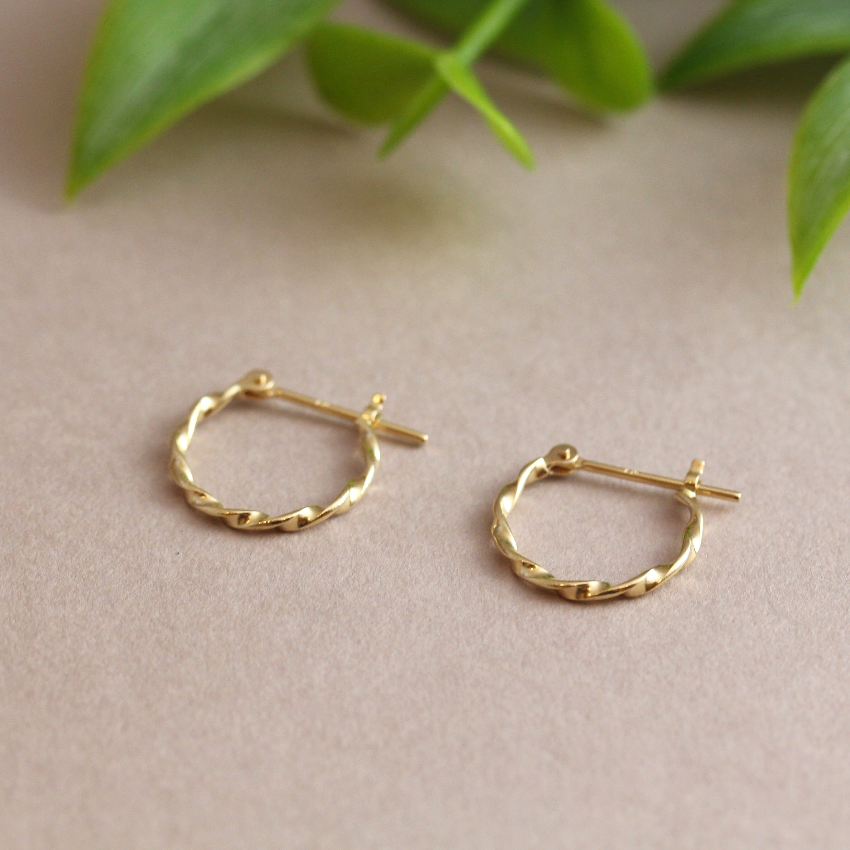 再入荷】K10 イエローゴールド ツイストピアス つけっぱなし No.156