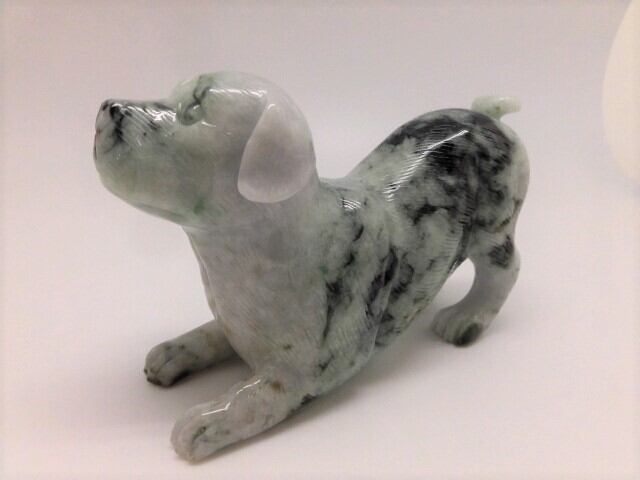 【送料無料】ミャンマー産天然翡翠犬　no.2