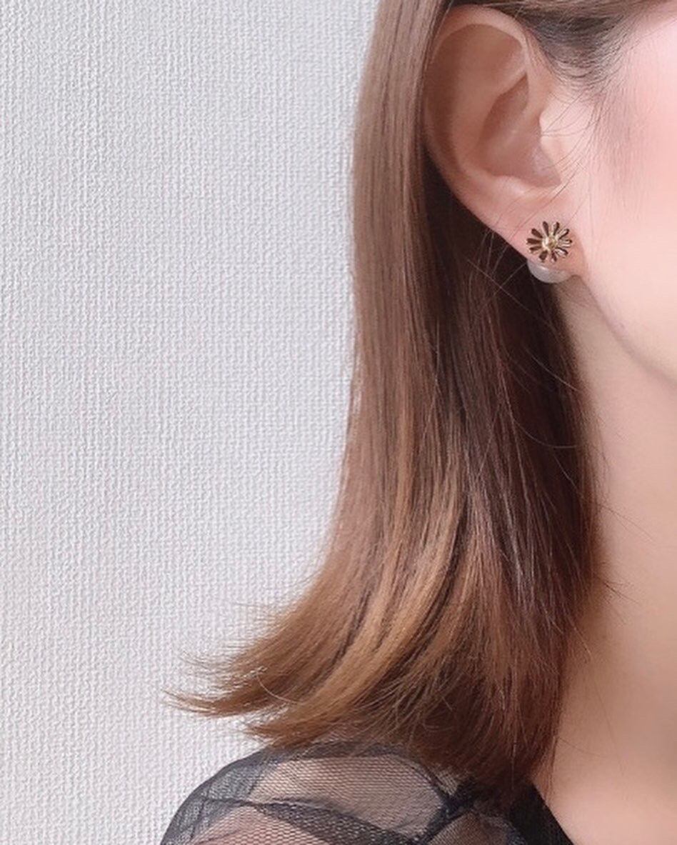 ◼️大人かわいいブラック&ホワイト デイジーピアス パールキャッチ付