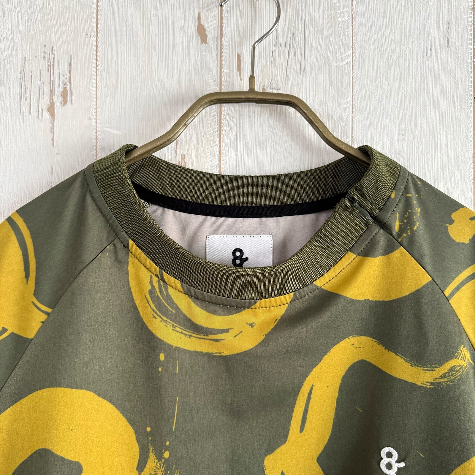 CALLIGRAPHY PATTERN S/S PISTE -KHAKI- | 8G SHOOT WEBSTORE