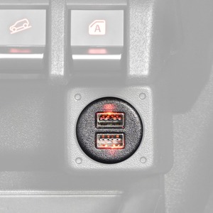 【在庫処分】セイワ(SEIWA) 車種専用用品 スズキ ジムニー&シエラ&ノマド(JB64/JB74/JC74)専用 USB タイプA 電源 ポート+データ通信ポート IMP222 リバーシブル自動識別 純正同色LED 専用設計 スマホ タブレット充電 データ通信 Apple CarPlay Android Auto 対応 5ドア JIMNY NOMADE にも対応