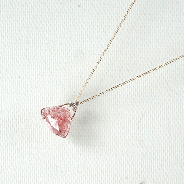Tri-cut gem pendant Strawberry quartz - K10YG 