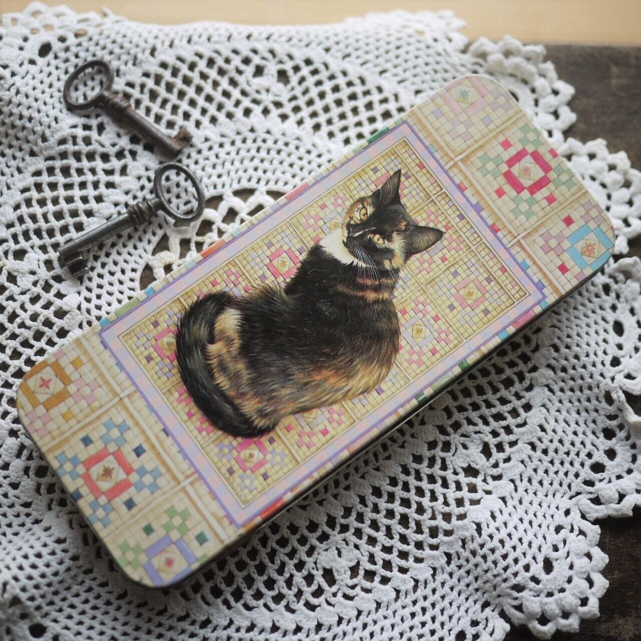 イギリス ねこペンケース缶 レズリーアンアイボリー ティン缶