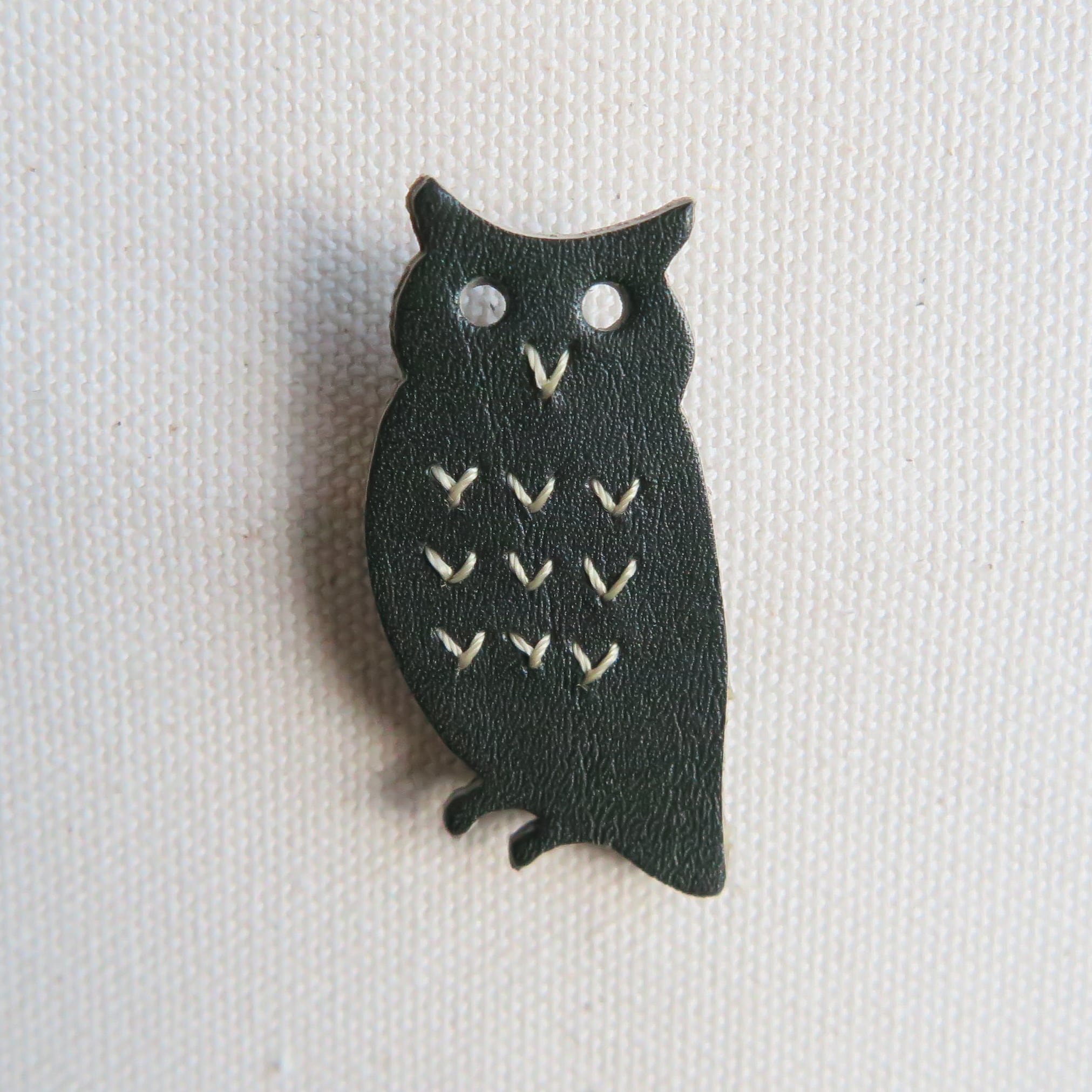 Leather brooch owl D.GREEN