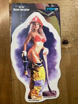 ファイヤーファイター ピンナップステッカー【ピンナップ ガール・ステッカー・ヘルメット・バイク・自動車・スーツケース・デカール】 FD1190