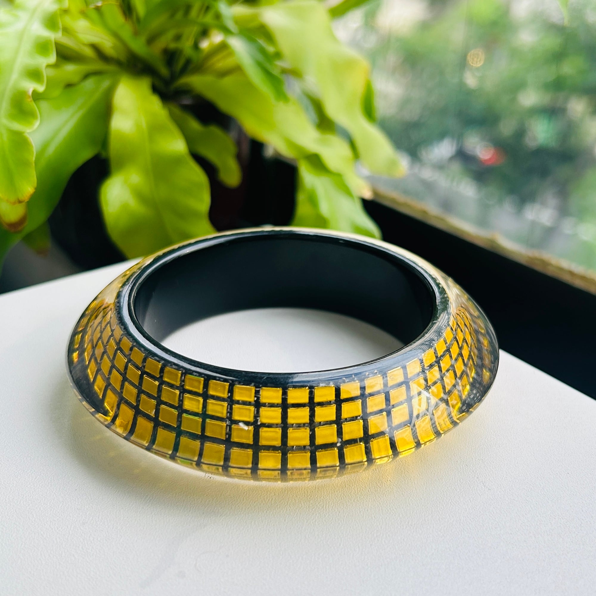Lucite ゴールドタイルバングル | Milo Antiques & Vintage