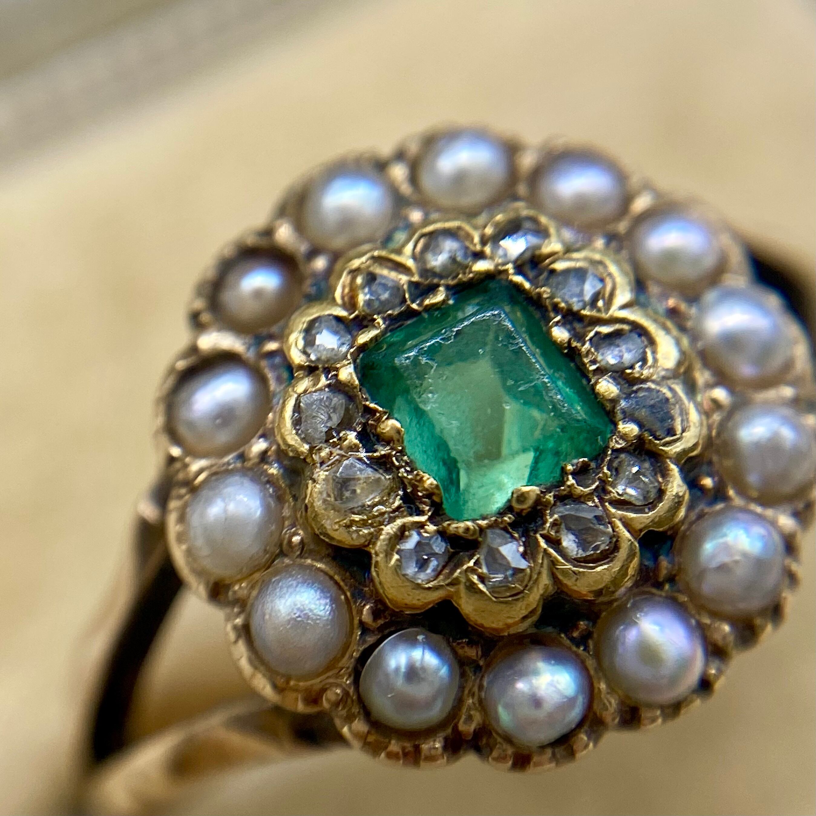 アンティーク　リング　イギリス　エメラルド　パール　13号　15金 イギリス アンティーク クラスター 小花 デザイン リング 1800年中期