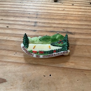 山と湖のブローチ