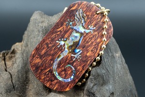 【東洋のローズウッド】 縞紫檀 変わり杢 ドッグタグ 象嵌 木登りトカゲ