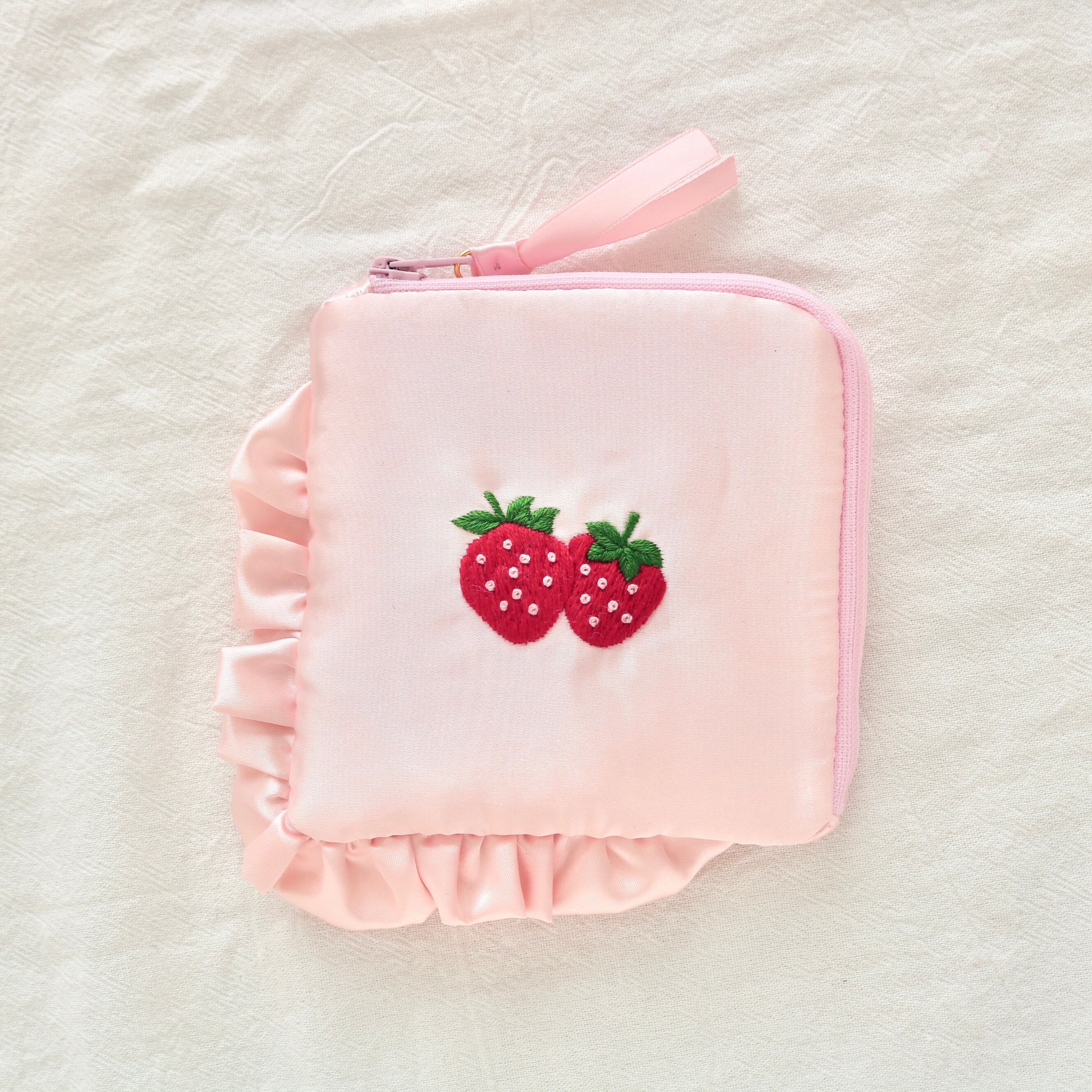 別注】ハートくり抜きミニスクエアポーチ（ピンクギンガム/くま刺繍