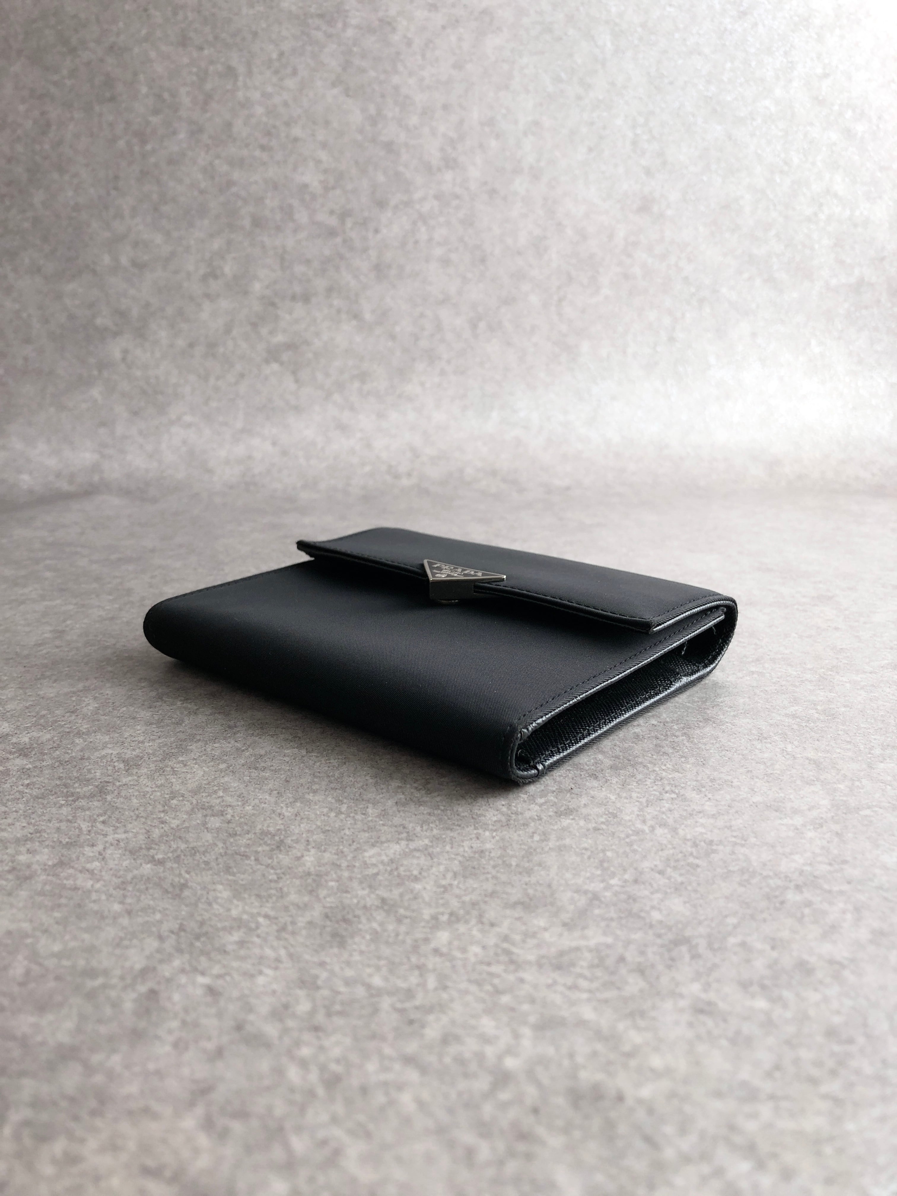 【PRADA／プラダ】ナイロン×レザー 三つ折り財布 ブラック トライアングル PRADA プラダ 財布 ブラック トライアングルロゴ ナイロン 3つ折り