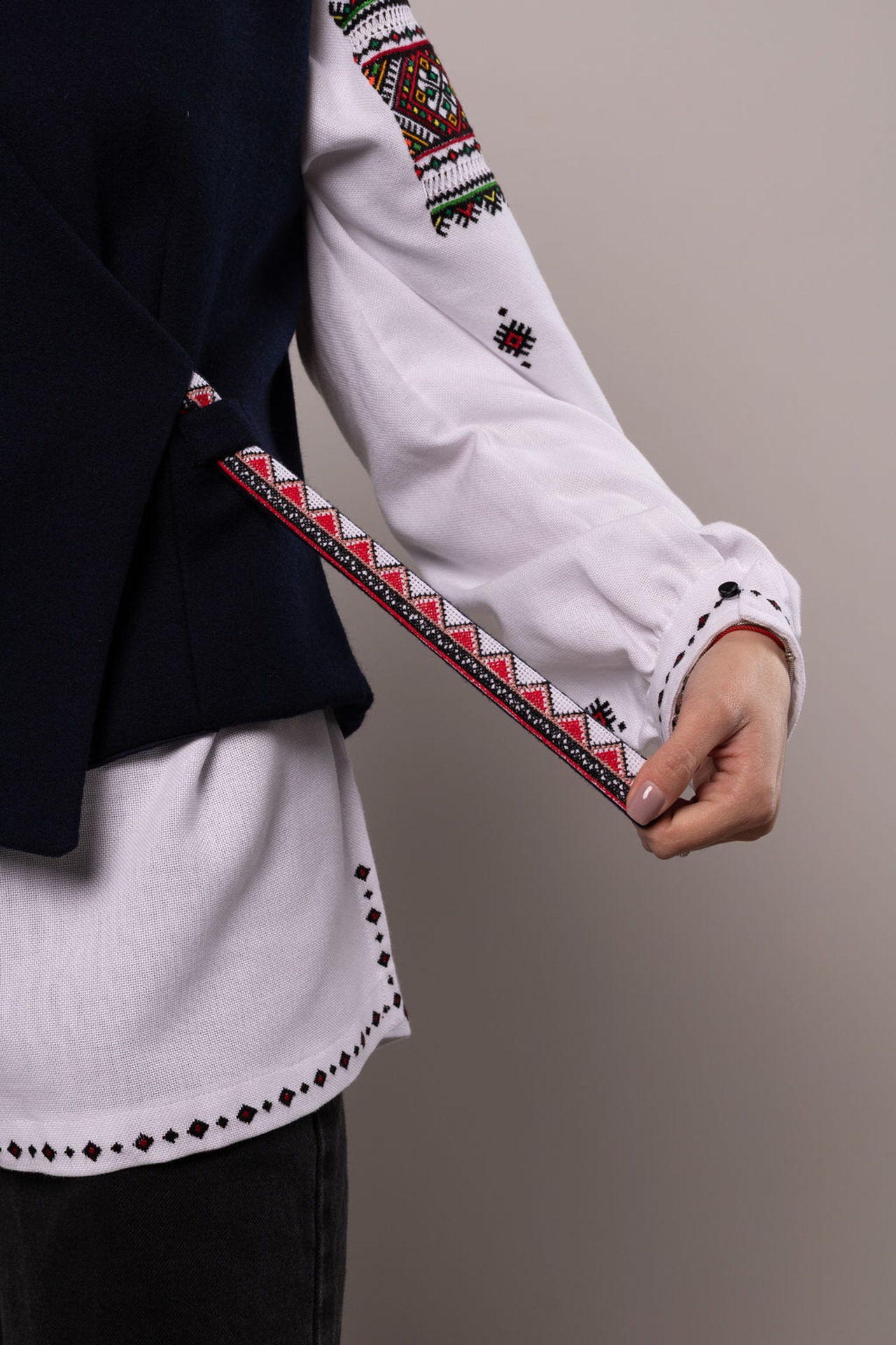 ウクライナ刺繍ヴィシヴァンカベスト　クロスステッチ手刺繍　ブラウス　ウール　レディース・フリーサイズ - 8