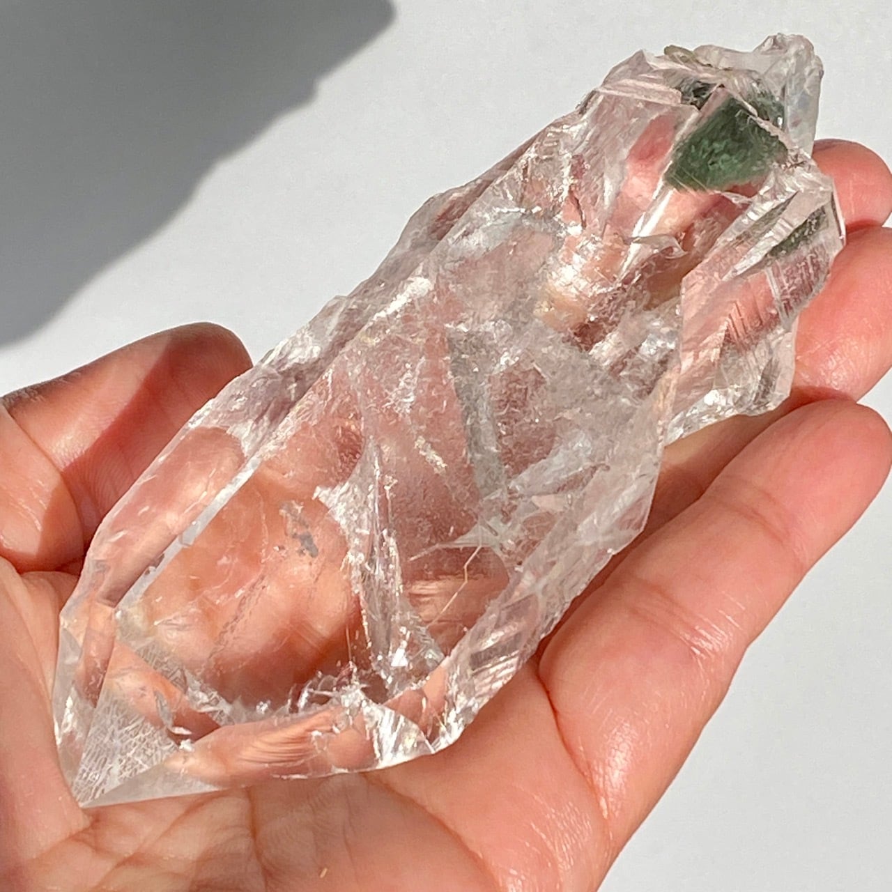 インドヒマラヤマニハール産クローライト・イン・クォーツのポイント