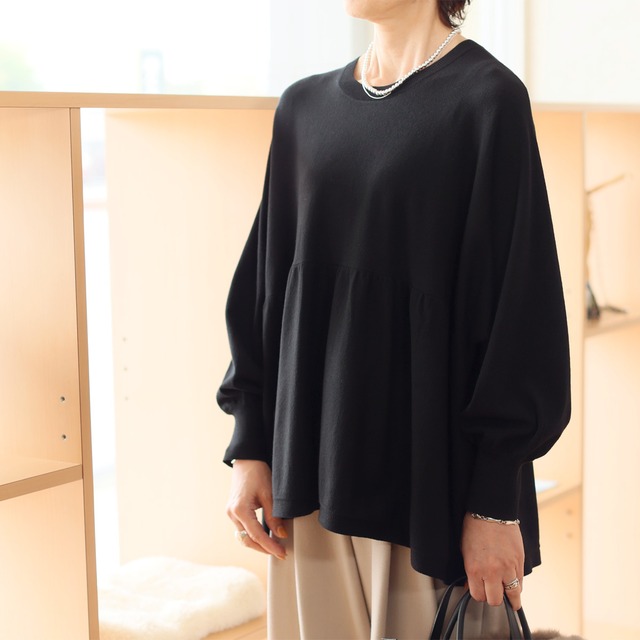 Tenue (テニュイ)　セミパフスリーブ＆ペプラム　トロミニットトップス