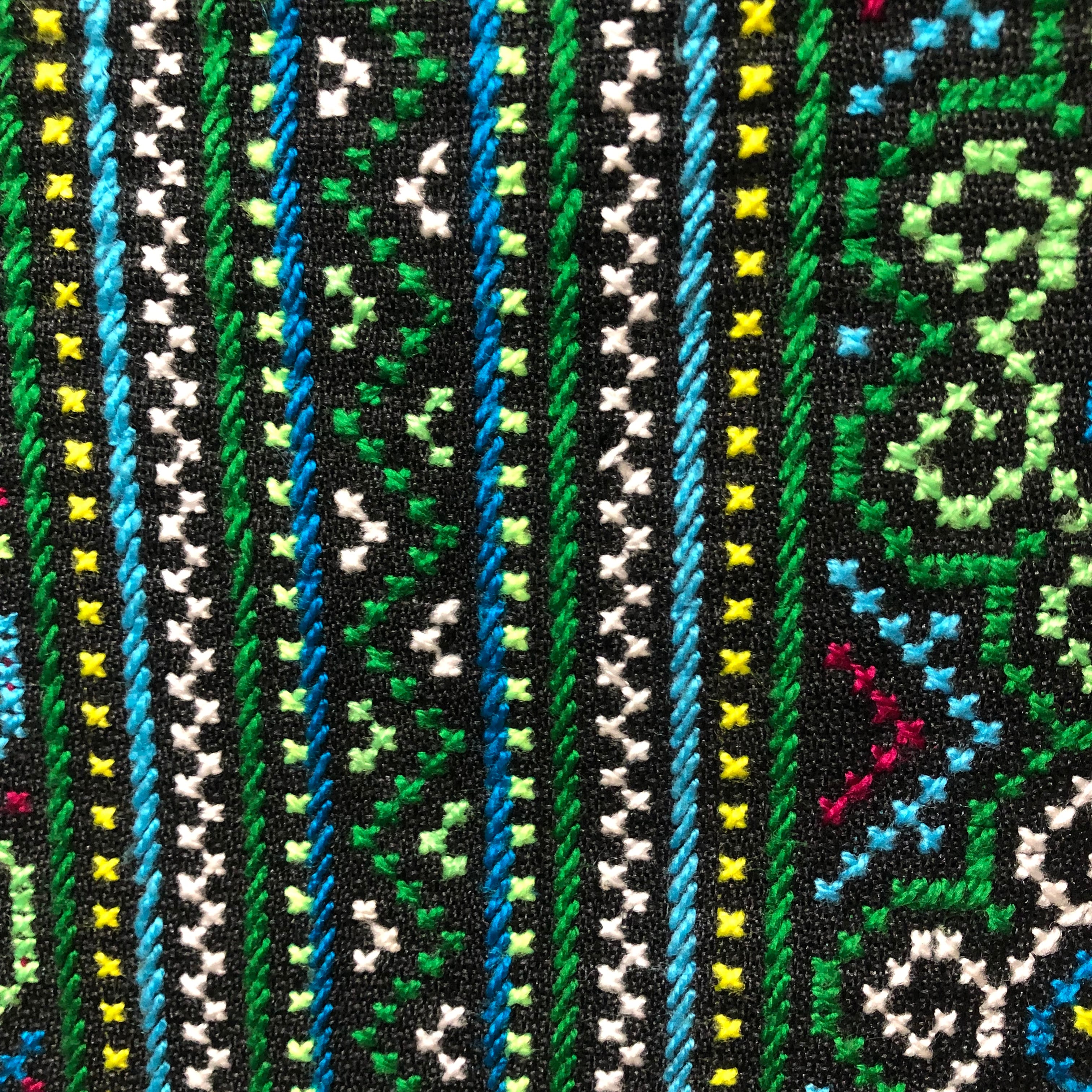1点もの 手刺繍 黒モン族 タペストリー 山岳民族 壁掛け 刺繍 モン族