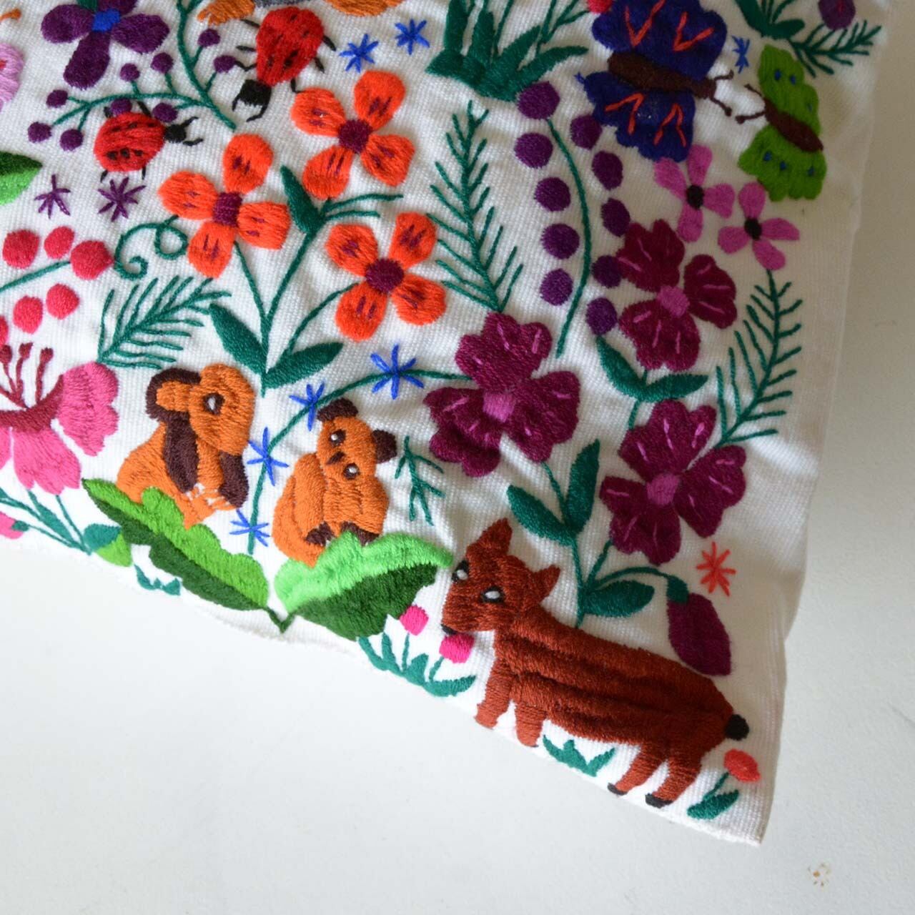 花と蝶のメキシコ伝統テナンゴ刺繍クッションカバー 【公式通販】