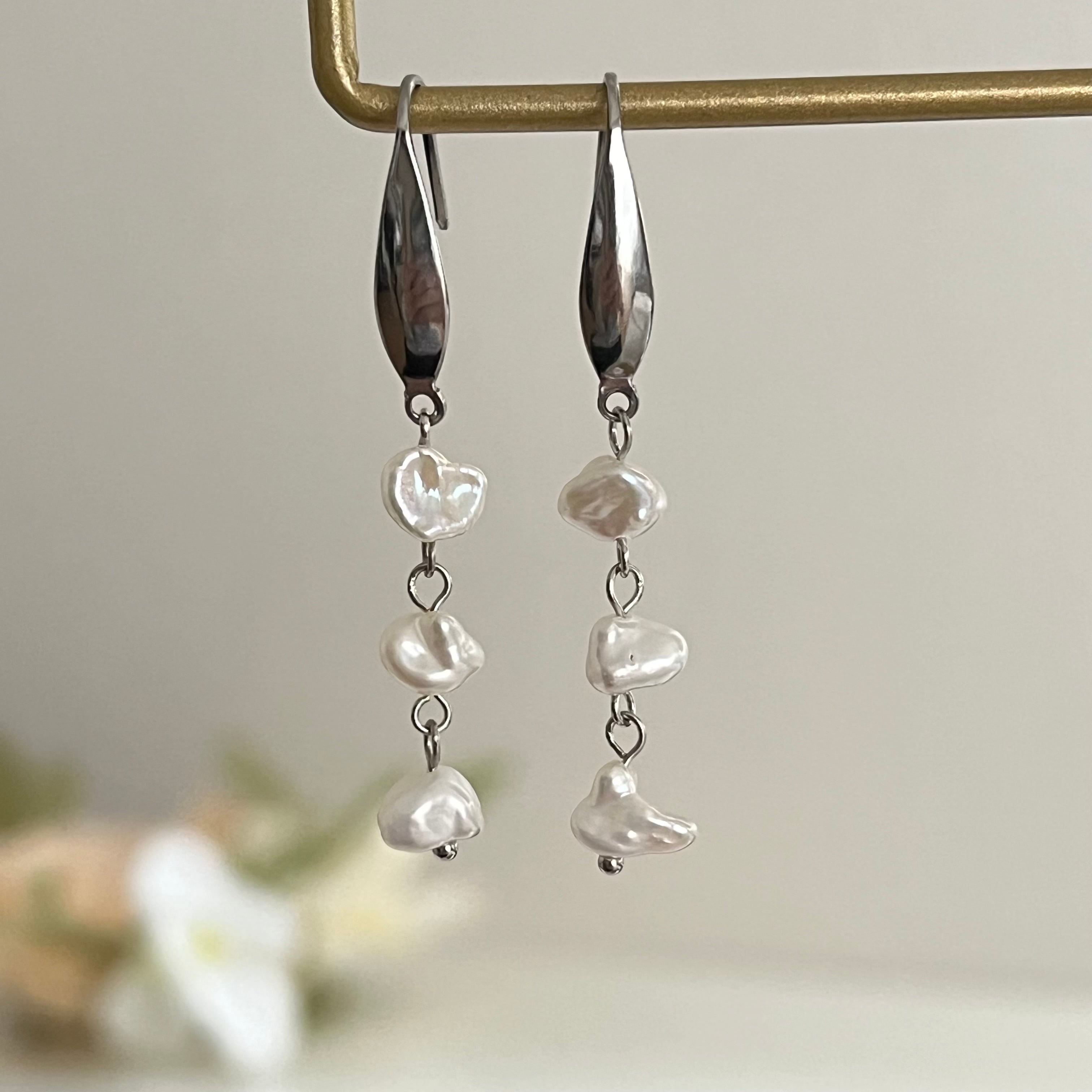 20348】淡水パール（小さなバロックパール） 揺れるピアス