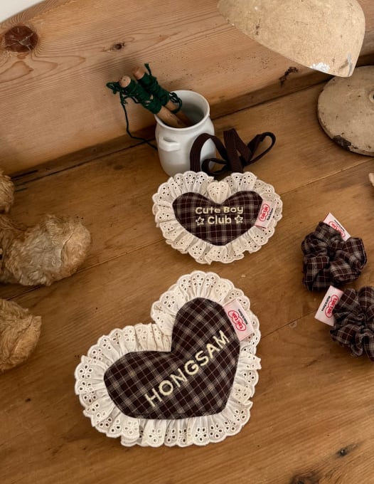 予約【tak!tak!tak!tak!】maple check heart cushion bib