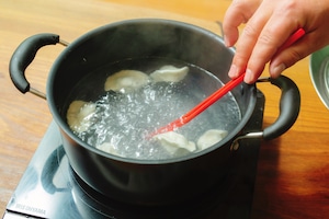 【３０個】蓮月特製　羊肉の手作り水餃子（冷凍）特製ラー油付き