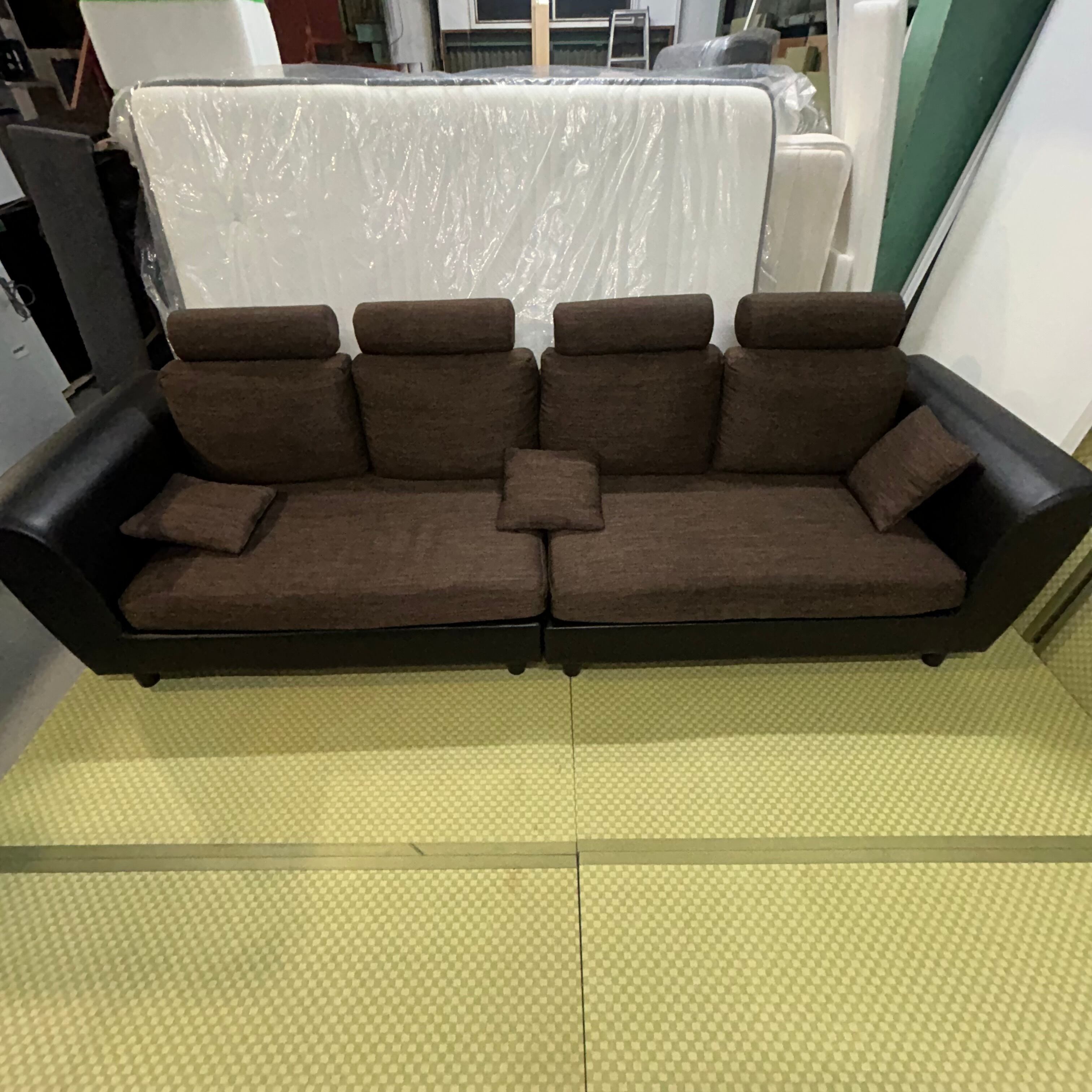 ⭐️ソファー⭐️4人掛け カバー洗える ヘッドレスト付き 美品 大阪市近郊配送無料 ⭐️ソファー⭐️4人掛け カバー洗える ヘッドレスト付き 美品