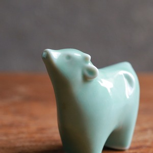 グリーンが美しい、幸せな親子の牛