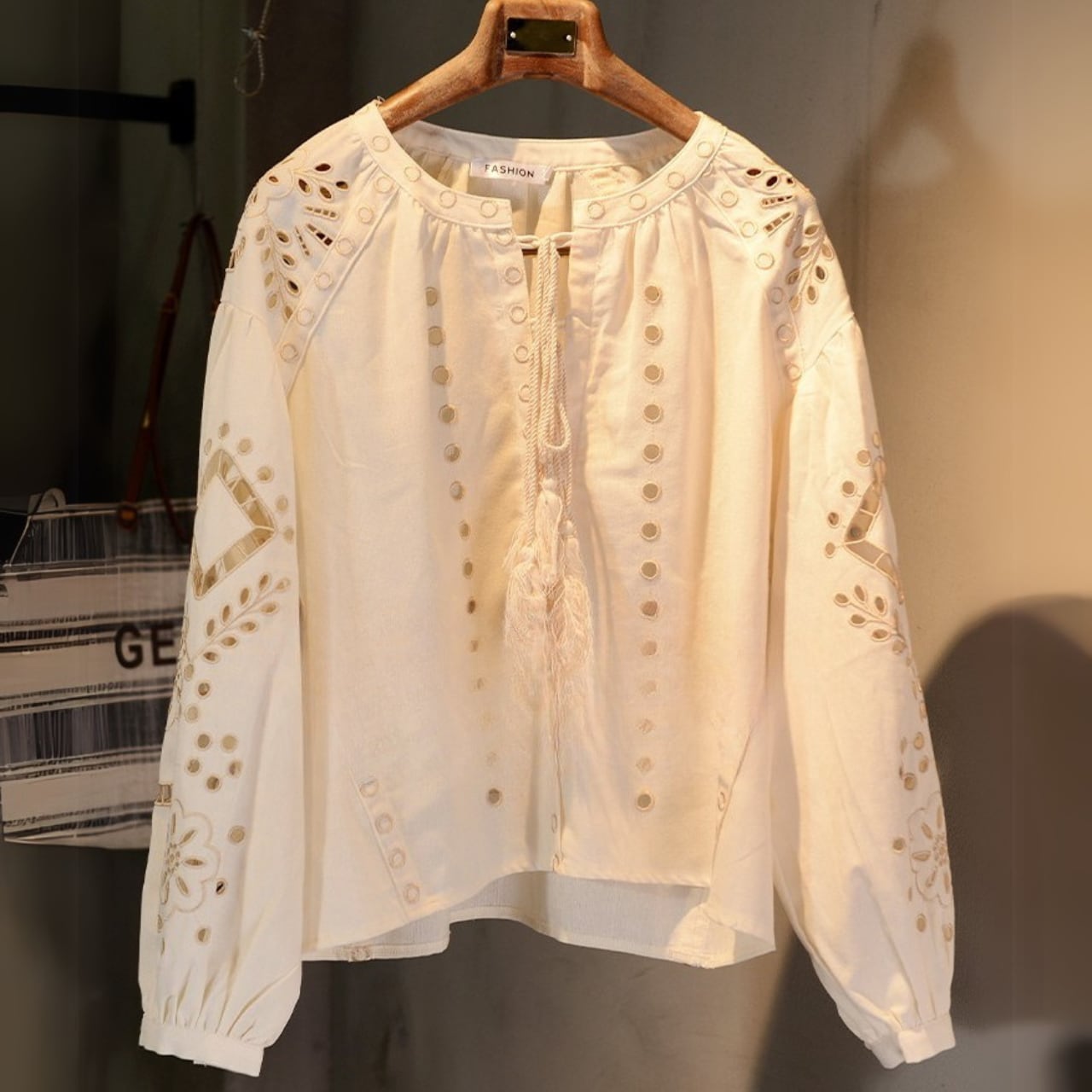 アイレット刺繍ボートネック七分袖ブラウス 00258