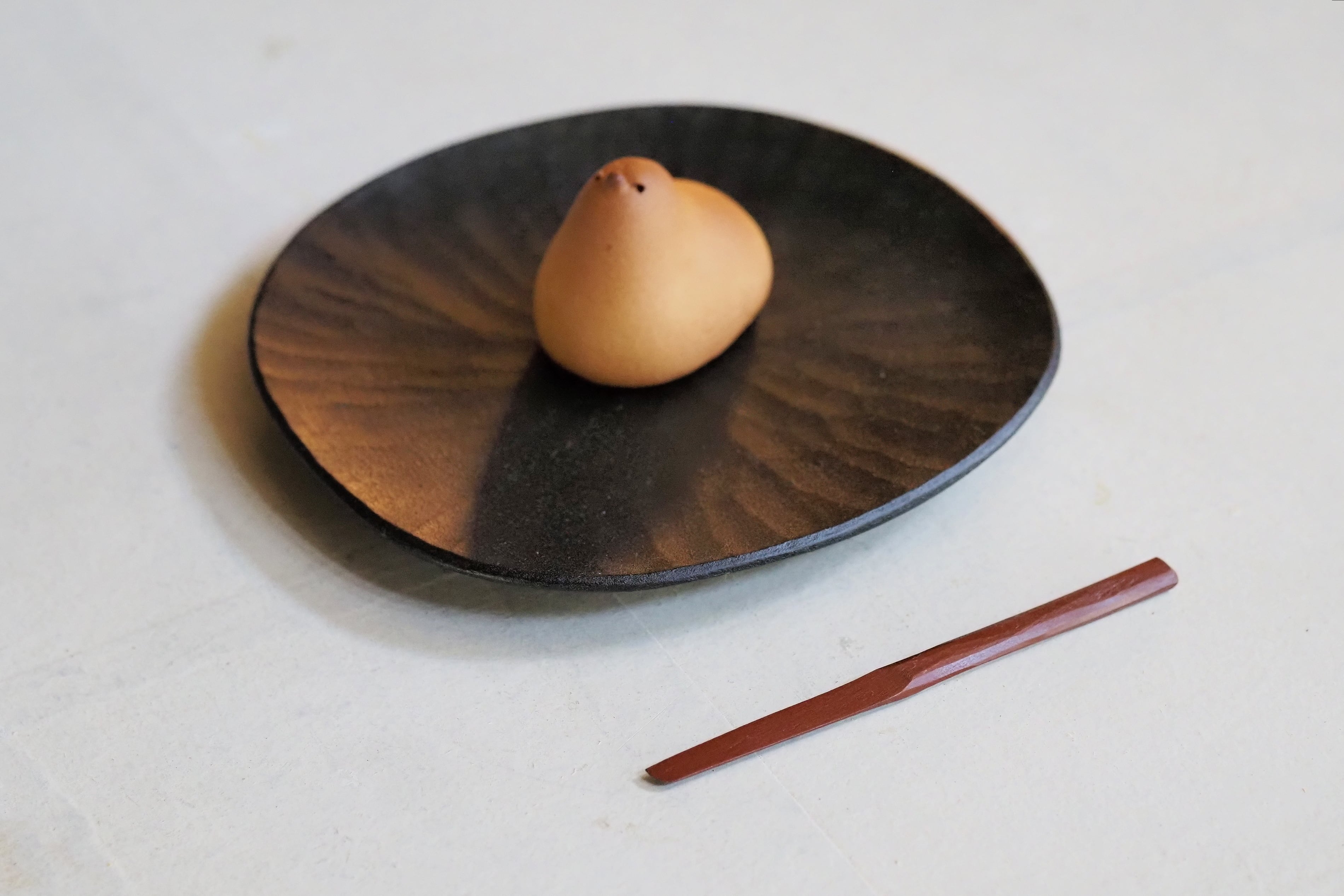 富井貴志 41.黒い朴の皿 | 陶屋なづな