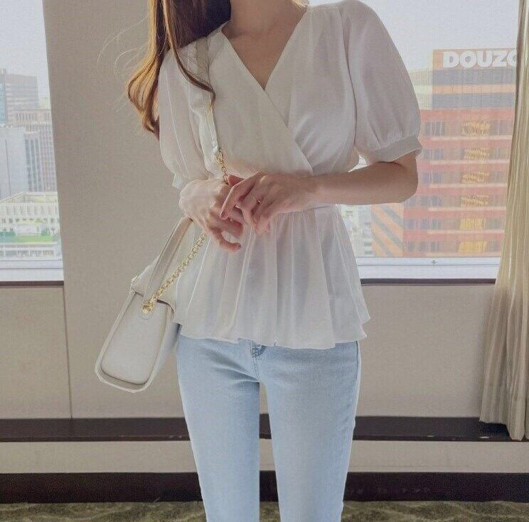 トップス レディース シャツ ブラウス Vネック カシュクール パフスリーブ ハイウエスト 春 夏 秋 半袖 五分袖 裾フレア バックリボン 甘い 白 黒 ホワイト ブラック 無地 スタイルアップ 脚長 かわいい 大人可愛い きれいめ 上品 お嬢様 モテ デート 女子会 お出かけ パーティー イベント リゾート 通学 学生 通勤 OL オフィス 韓国 ファッション 体型カバー S M L XL ポリエステル 10代 20代 30代 40代 旅行 ビジネス 女子会 アウトドア ママ 着回し 楽ちん 送料無料