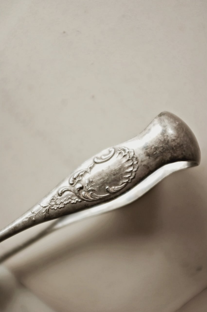 フランスアンティーク 獅子爪とロカイユに咲く野花とシュガートング