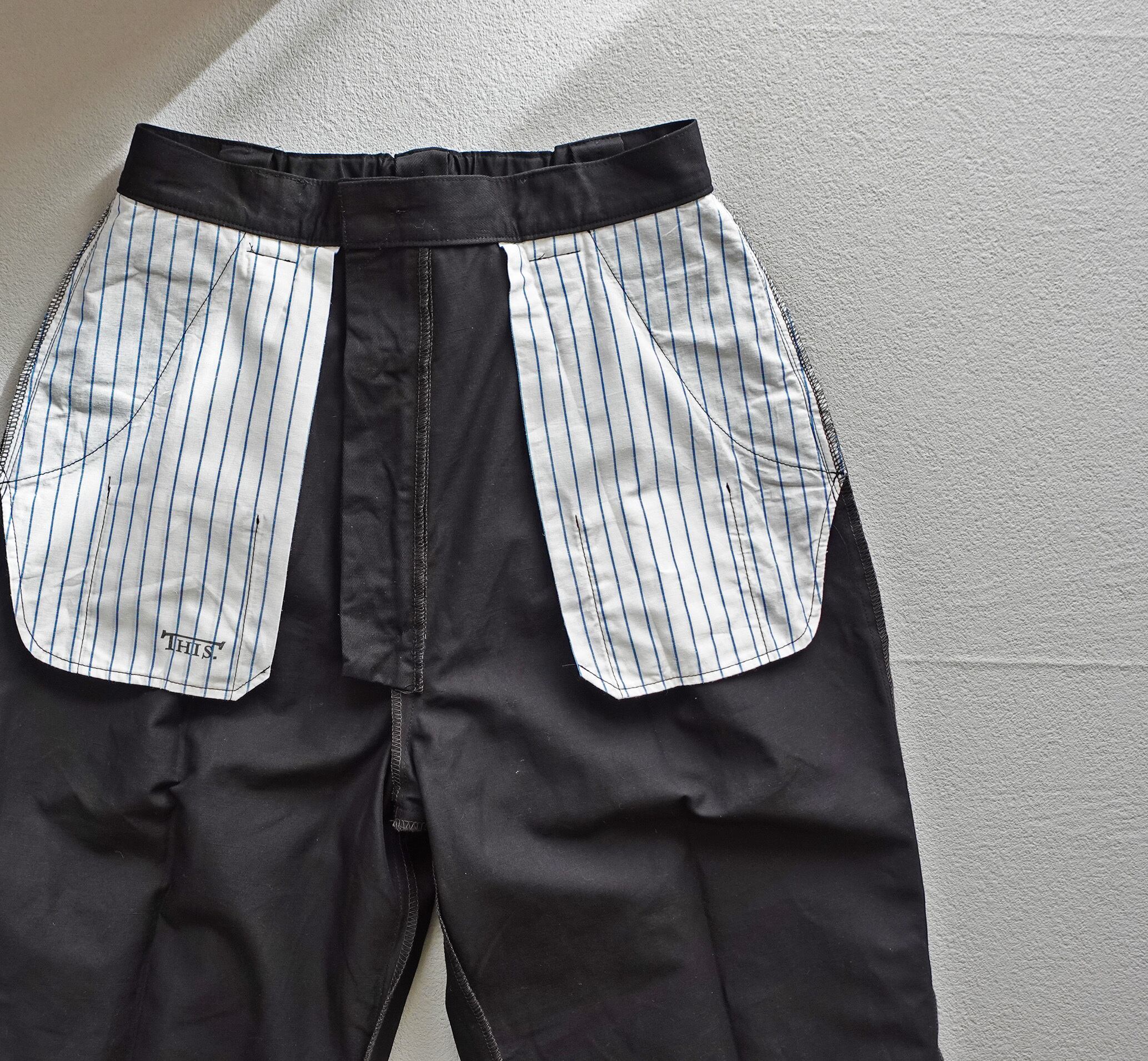 万能すぎるタックパンツ パッチポケット | THIS.