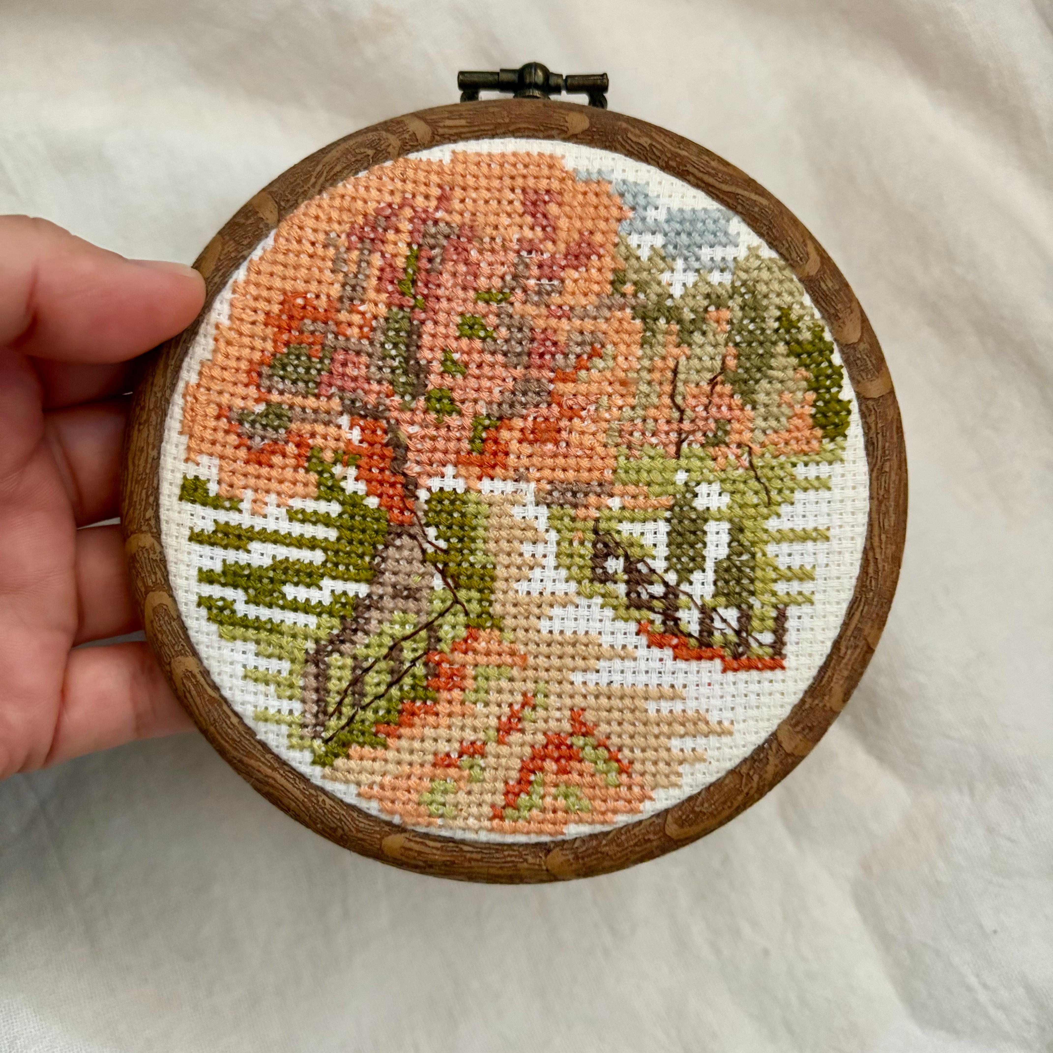 趣味・おもちゃ クロスステッチ刺繍 完成品 額付き 秋風景画