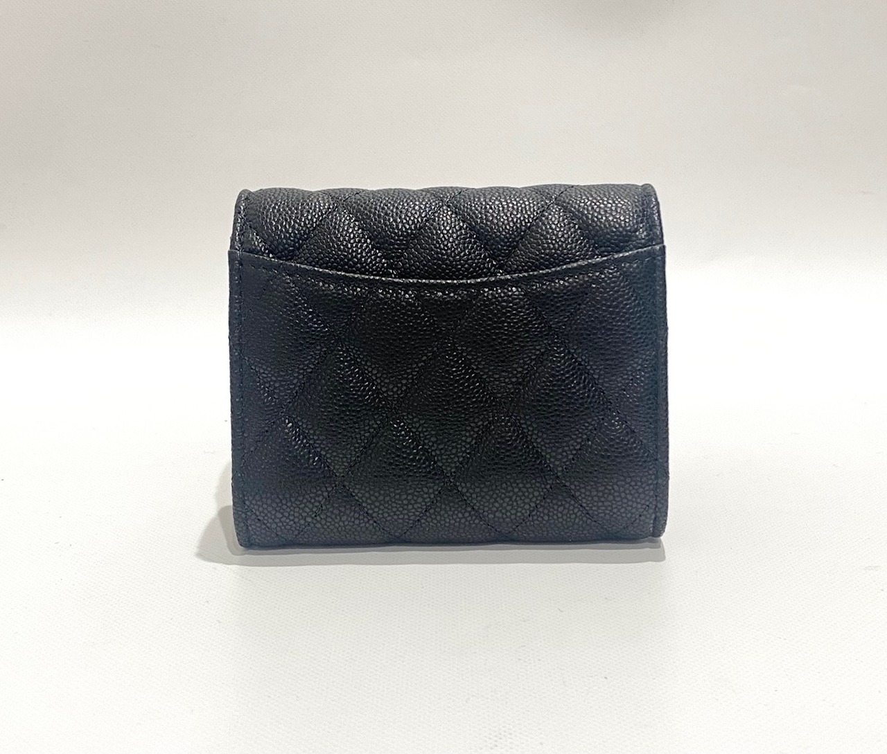 CHANEL シャネル 三つ折り財布 P0229-B10583-C3906 ﾏﾄﾗｯｾ ｷｬﾋﾞｱｽｷﾝ