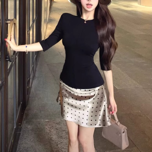 【2点セット】ハーフスリーブTシャツ＋ドット柄サテンミニスカート ・76126