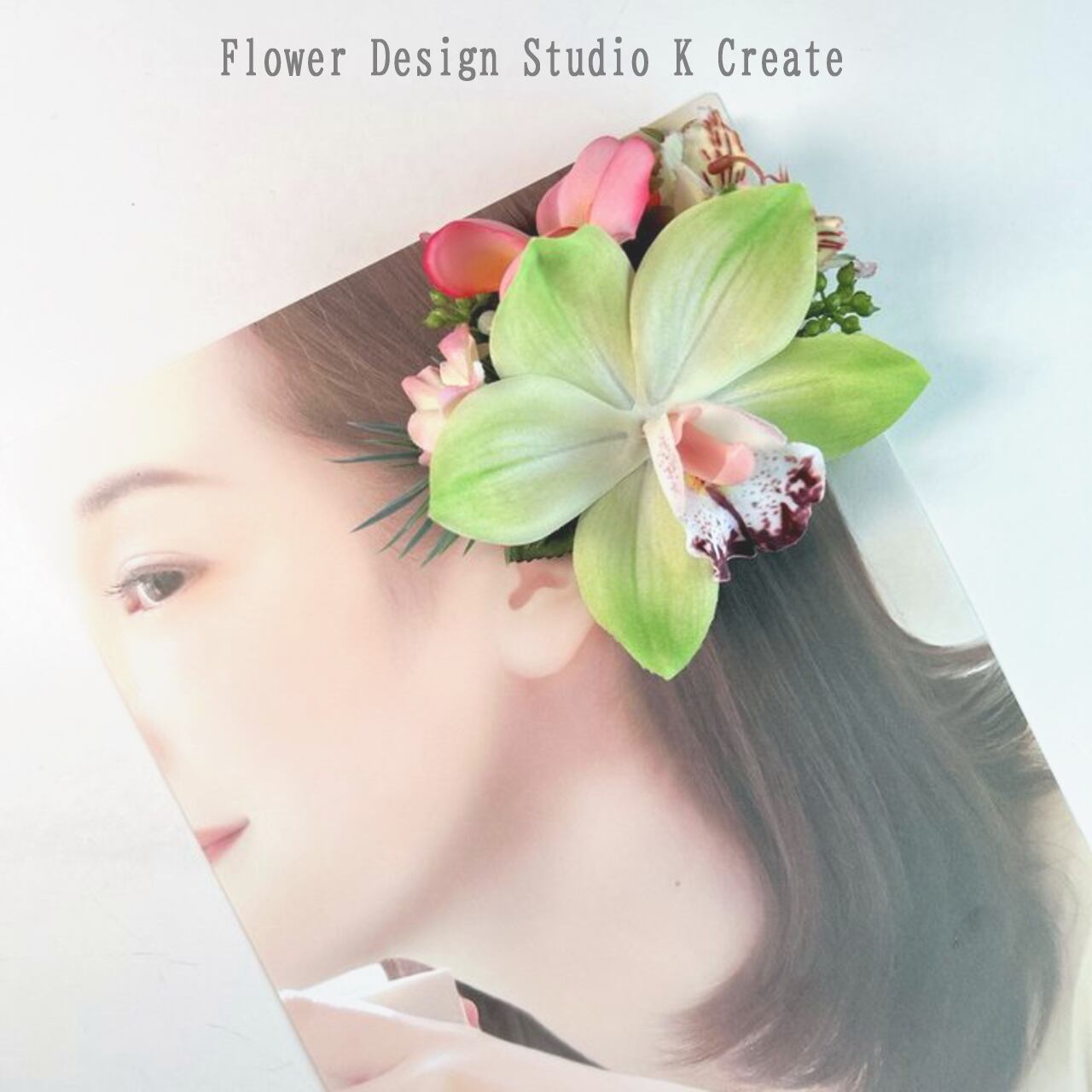 黄緑のシンビジュームとプルメリとアストロメリアのヘアクリップ トロピカル ハワイ フラダンス 浴衣髪飾り ウェディング リゾ婚 ハワイ グアム 沖縄 挙式 花嫁ヘア リゾ婚 ピンク フラダンス