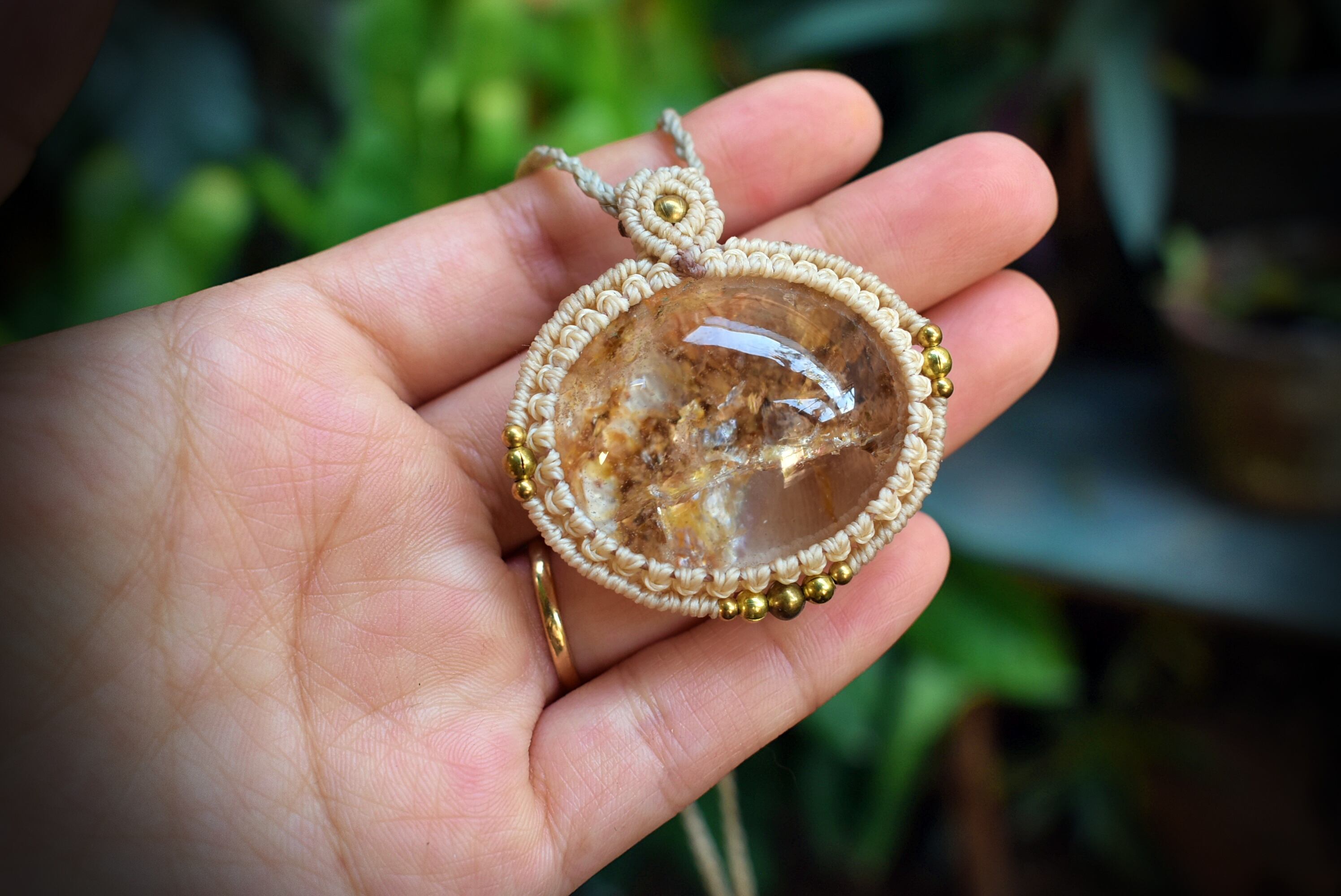 水晶の中の断碧★クォーツインクォーツ マクラメペンダントgar039