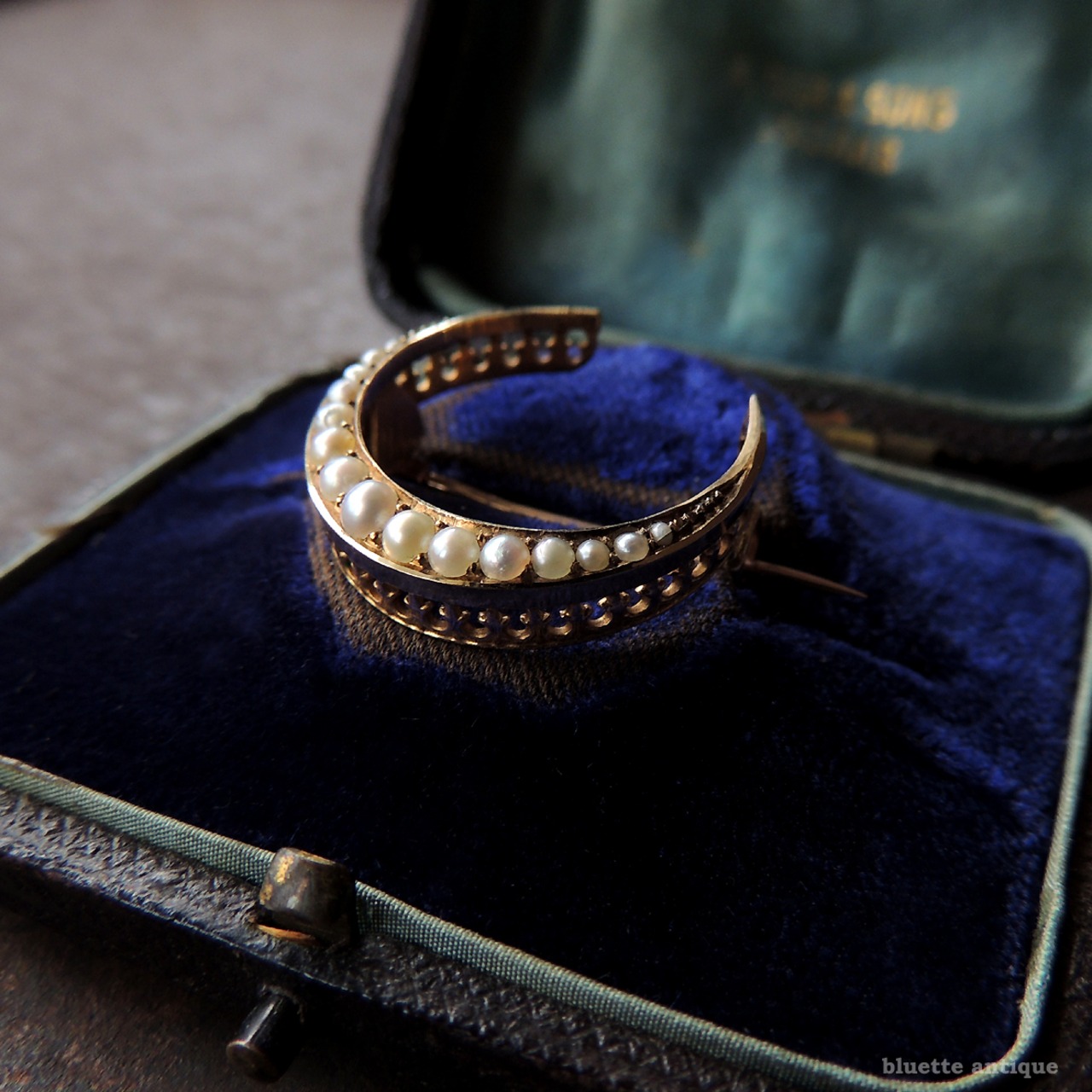 英国アンティークジュエリー 15ctゴールド 真珠 クレセント(三日月)ブローチ(ソーティングメモ付)