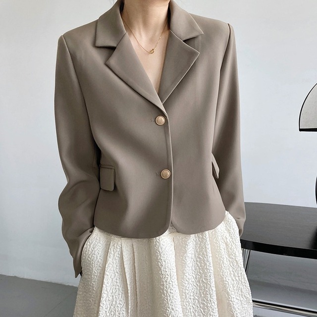 アウター レディース ジャケット テーラードジャケット テラジャケ 長袖 襟付 ポケット シングルブレスト ゴールドボタン 大人可愛い シンプル カジュアル お洒落 かっこいい レトロ 大人女子 こなれ感 ラフ キュート ガーリー ルーズ クール モード系 送料無料 抜け感 無地 春 夏 秋 冬 10代 20代 30代 40代 オフィス ビジネス OL 通勤 デート お出かけ 女子会 お泊まり 休日 パーティー イベント 着回し 普段使い 重ね着 韓国 ファッション スタイル 楽ちん 暖かい 温かい 定番