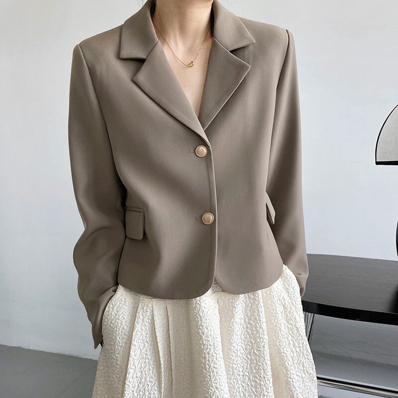アウター レディース ジャケット テーラードジャケット テラジャケ 長袖 襟付 ポケット シングルブレスト ゴールドボタン 大人可愛い シンプル カジュアル お洒落 かっこいい レトロ 大人女子 こなれ感 ラフ キュート ガーリー ルーズ クール モード系 送料無料 抜け感 無地 春 夏 秋 冬 10代 20代 30代 40代 オフィス ビジネス OL 通勤 デート お出かけ 女子会 お泊まり 休日 パーティー イベント 着回し 普段使い 重ね着 韓国 ファッション スタイル 楽ちん 暖かい 温かい 定番