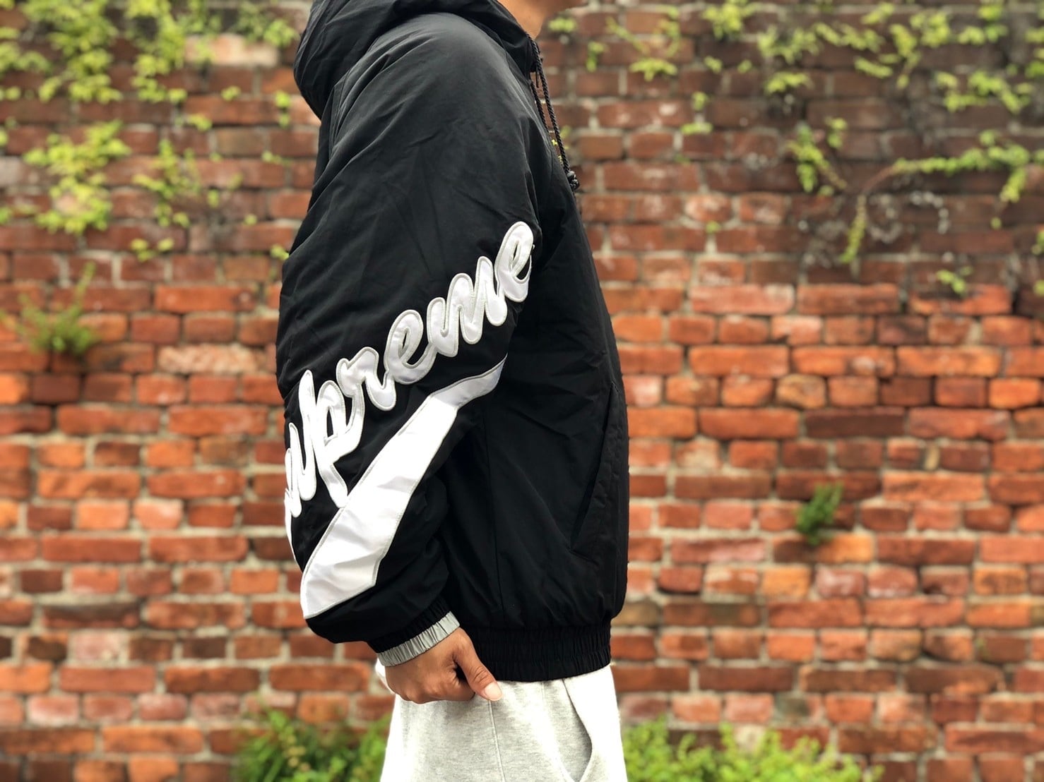 Supreme SLEEVE SCRIPT SIDELINE JACKET BLACK MEDIUM 165IK2477 