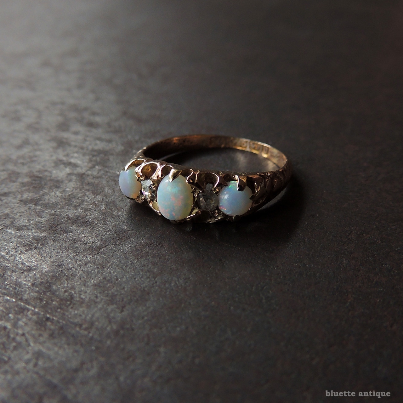 英国アンティークジュエリー 15ctゴールド 天然オパール 天然ダイヤモンド リング【約13号】 (ソーティングメモ付)