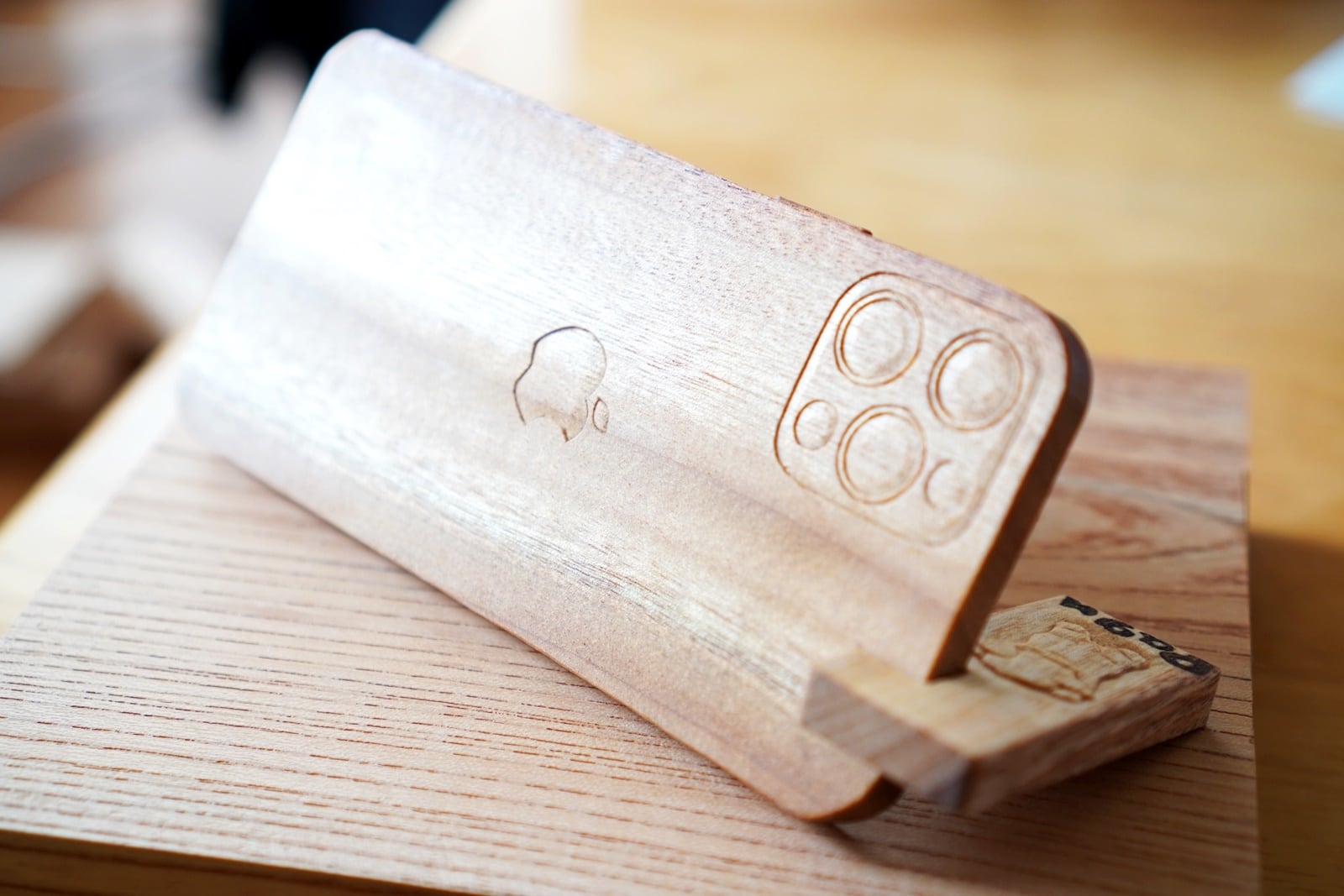 デザインスマホスタンド】麻柄（クスノキ） | 木彫りのぬいぐるみ