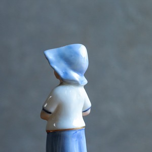 お花を見つけた、ご機嫌な女の子 1