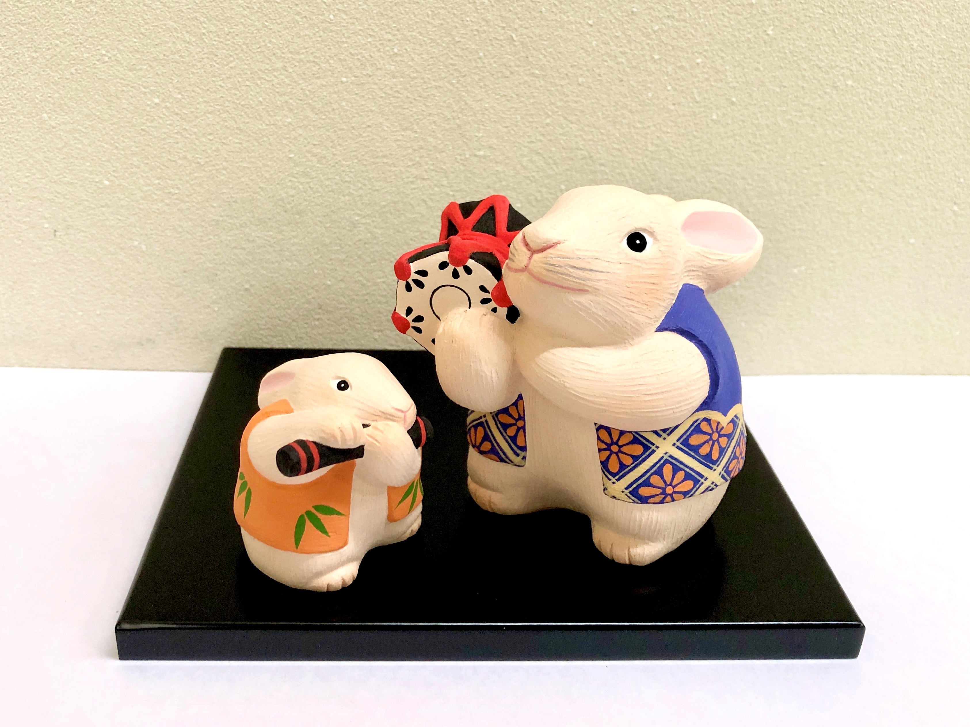 民芸品  兎3匹  土人形  猿の腰掛け 台付き 洛趣舎『金太郎・うさぎ・猿』土鈴3点 | 象々の郷土玩具
