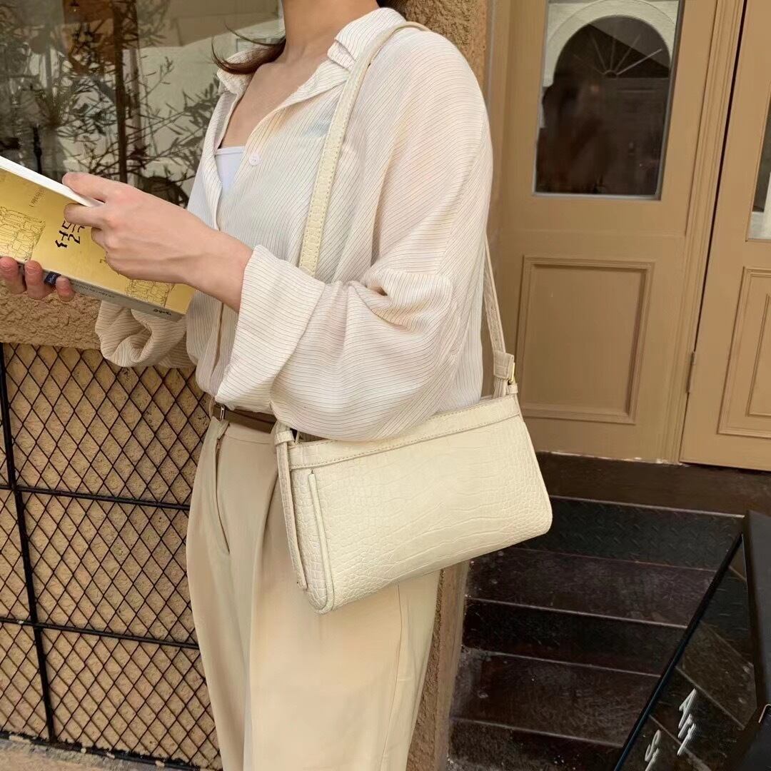 クロコ型押しショルダーバッグ