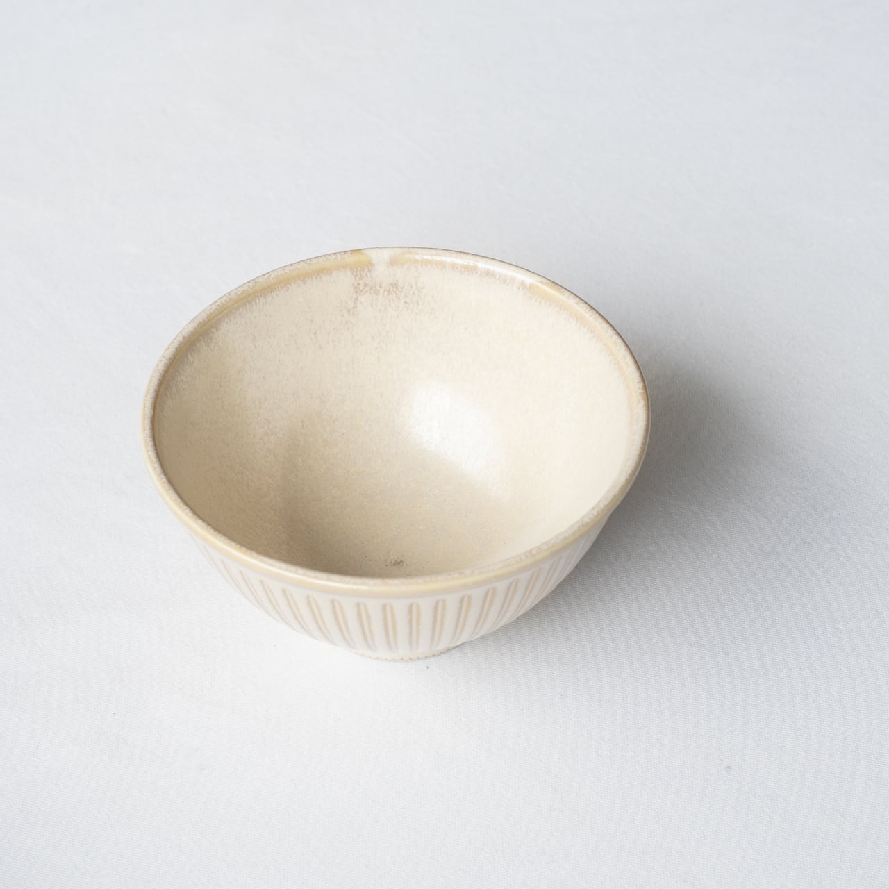 線のご飯茶碗【ベージュ】 | Kamani | 多治見で営む 美濃焼器のWebショップ