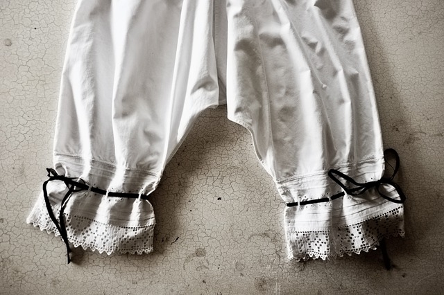 1900s フランス 白花と空虚な球とモノグラムのあるロングレースドロワーズ アンティーク