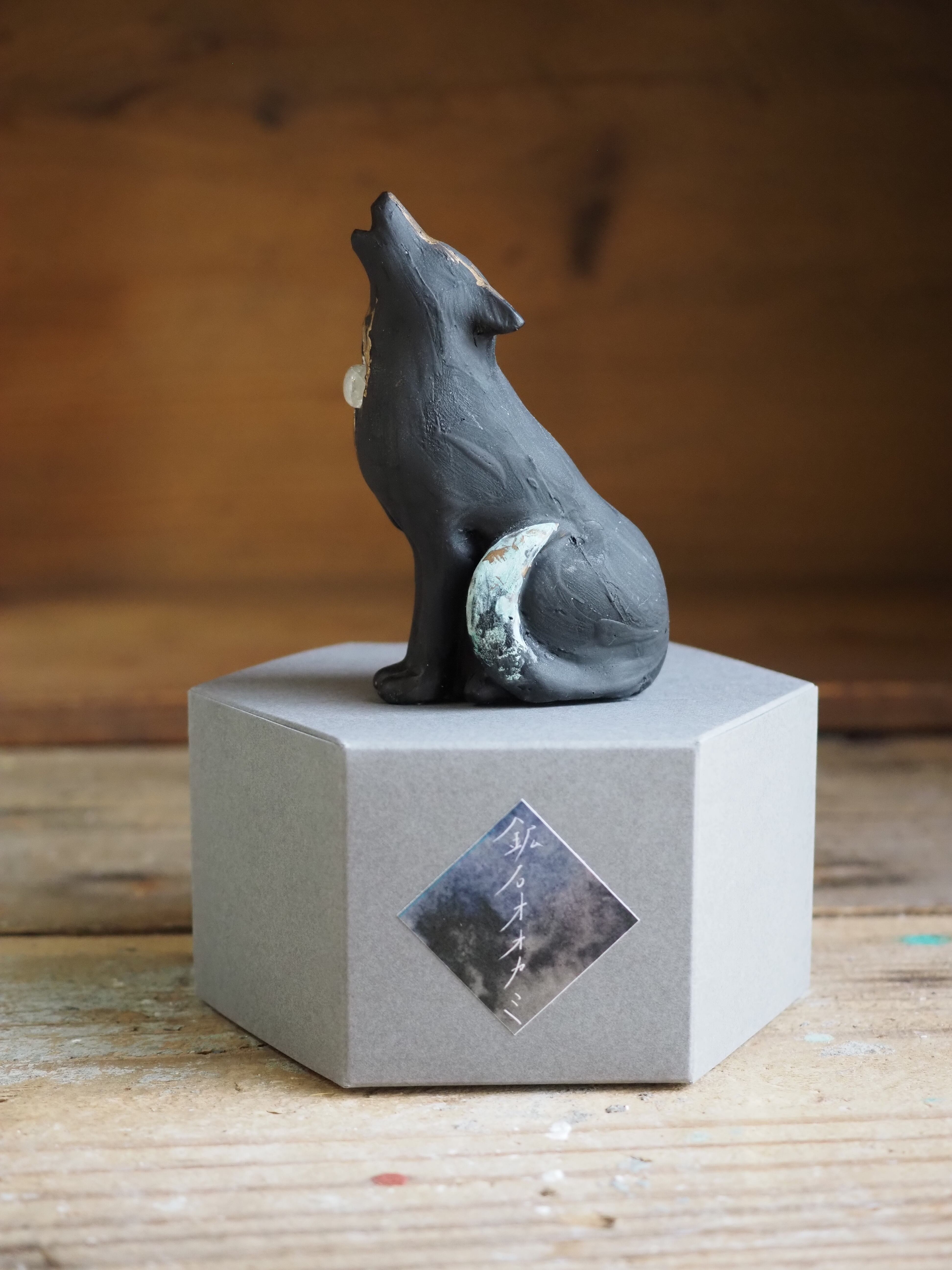 オオカミ　天然石　置物 Amazon.co.jp: 天然石 オオカミの像と置物 天然水晶石