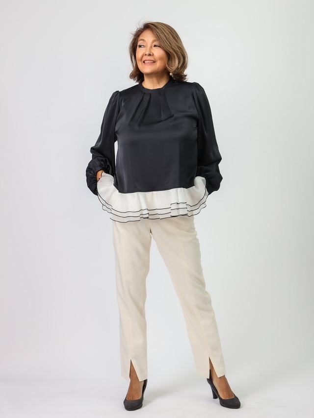 サテン＆裾シアーブラウス(BEATRICE）