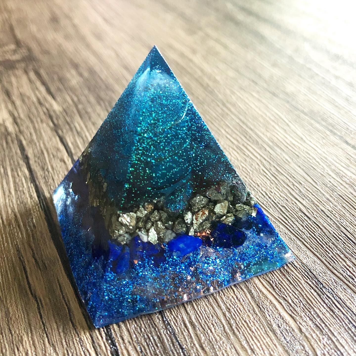 ピラミッド型 オルゴナイト ラピスラズリ キャルコパイライト オルゴナイト 通販 天然石雑貨屋 毘殊 Bijyu